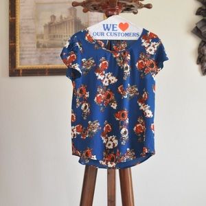 Floral key hole back blouse